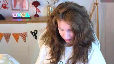 Mona online show from November 10, 2025, 2:38 pm