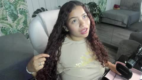 loly_marce online show from December 3, 2025, 9:57 pm