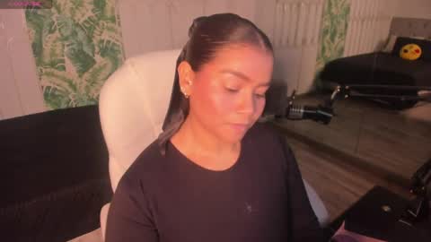 loly_marce online show from April 17, 2026, 8:01 pm