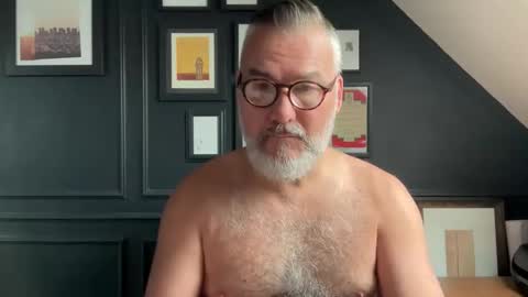 Snapshot of londongent2023 chatting on September 17, 2025, 9:44 am EnglishBear online show from September 17, 2025, 9:44 am