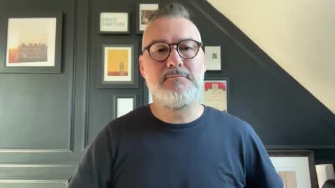 Snapshot of londongent2023 chatting on October 6, 2025, 10:56 am EnglishBear online show from October 6, 2025, 10:56 am