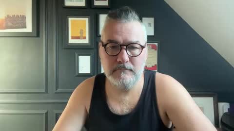 Snapshot of londongent2023 chatting on February 4, 2026, 11:05 am EnglishBear online show from February 4, 2026, 11:05 am