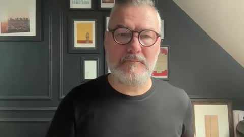 Snapshot of londongent2023 chatting on March 4, 2026, 8:42 am EnglishBear online show from March 4, 2026, 8:42 am