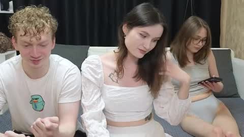 Jean and Isa right couple Mark and Eva left couple online show from April 8, 2026, 3:12 pm