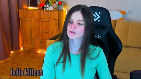 Lora Cain online show from December 19, 2024, 3:08 pm