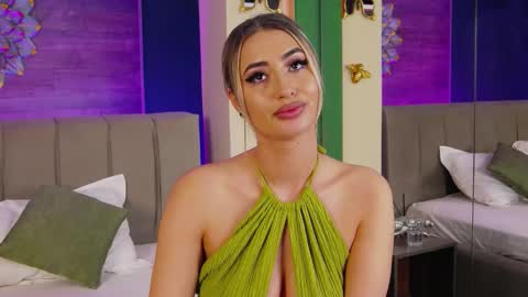 Lora online show from November 28, 2025, 11:40 pm