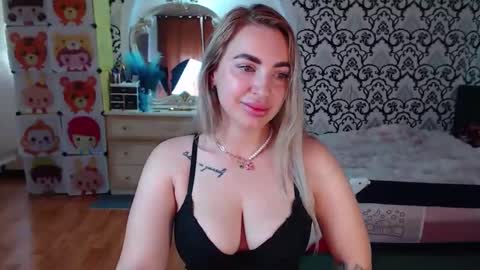 Queen LoraSinClare online show from June 4, 2026, 7:47 am