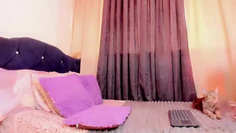 lesly lorena online show from March 4, 2026, 8:59 pm