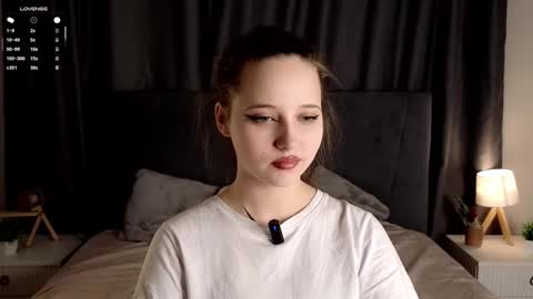 Mia online show from November 17, 2025, 2:01 pm