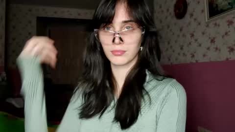 Kira online show from November 15, 2025, 3:52 pm