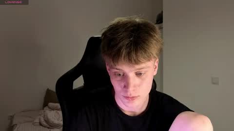 Snapshot of louie_evans chatting on May 13, 2026, 9:00 pm louie_evans online show from May 13, 2026, 9:00 pm