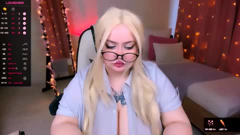 Snapshot of love_insidee chatting on March 2, 2025, 11:29 am Sailor online show from March 2, 2025, 11:29 am