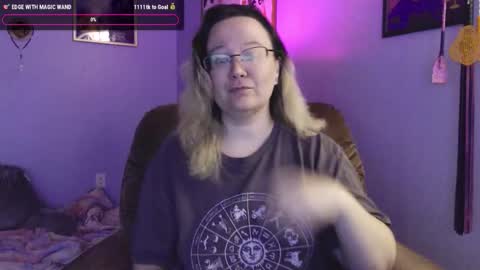 love_you_julia online show from November 5, 2025, 9:48 pm