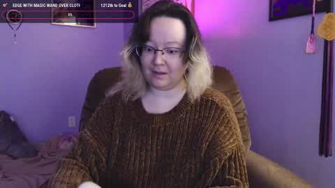 love_you_julia online show from November 19, 2025, 8:42 pm