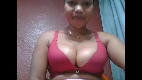 Snapshot of loveinlife750427 chatting on October 22, 2025, 2:45 am loveinlife750427 online show from October 22, 2025, 2:45 am