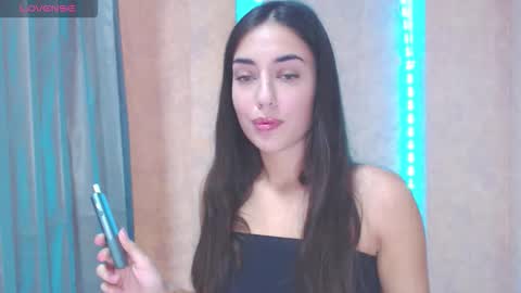lovelly_me online show from October 21, 2025, 9:43 am