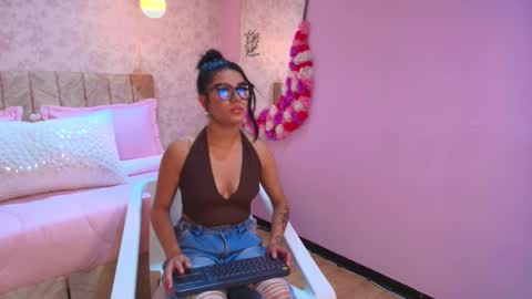 lovely_julls online show from February 4, 2026, 2:34 pm