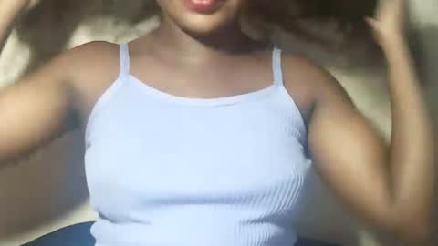 lovelylarra online show from April 2, 2026, 6:49 pm