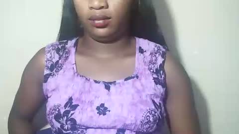 lovelylarra online show from April 12, 2026, 8:47 pm