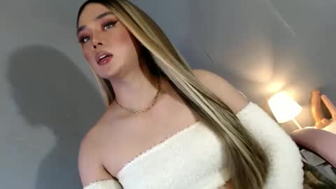 Snapshot of lovers_moon22 chatting on December 19, 2024, 2:12 am lovers moon22 online show from December 19, 2024, 2:12 am