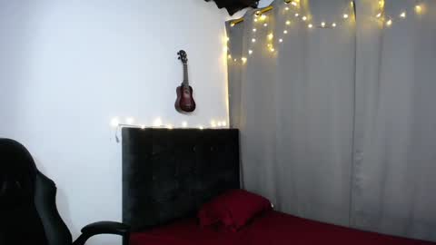 lUAN online show from January 9, 2025, 2:51 pm