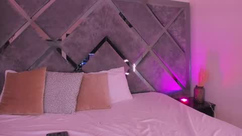 Lucia Gray online show from April 17, 2026, 12:57 am