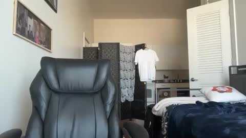 lucky_bme online show from April 10, 2026, 2:33 pm