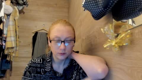Snapshot of lucky_licky20 chatting on December 28, 2024, 4:08 am lucky_licky20 online show from December 28, 2024, 4:08 am