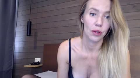 Mila Novak online show from October 10, 2025, 10:25 am