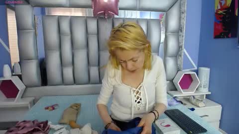  SleepyAbuela online show from November 3, 2025, 12:50 pm