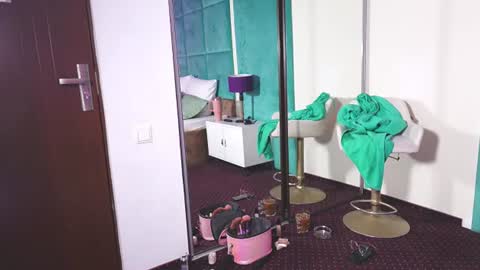 Lucy Lexton online show from June 9, 2026, 4:46 am