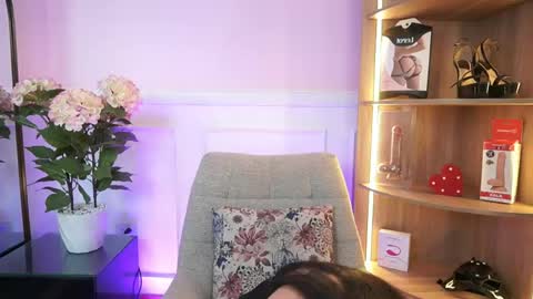 lucyweisser online show from April 28, 2026, 7:19 pm