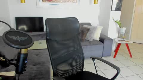 Snapshot of lulu_lopez chatting on February 12, 2025, 2:43 pm Lau  online show from February 12, 2025, 2:43 pm