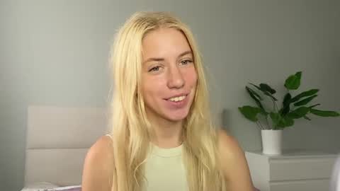 Snapshot of lumineess chatting on July 6, 2026, 3:03 pm Catherine online show from July 6, 2026, 3:03 pm
