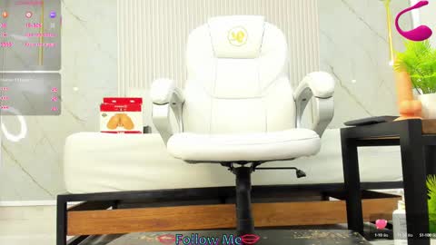 luminous__queen online show from February 12, 2025, 11:51 pm