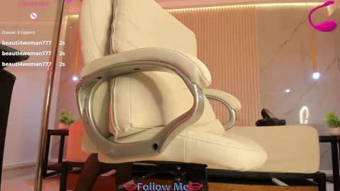 luminous__queen online show from March 11, 2025, 2:43 am