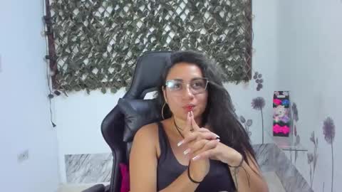 Luna  online show from November 7, 2025, 7:58 pm