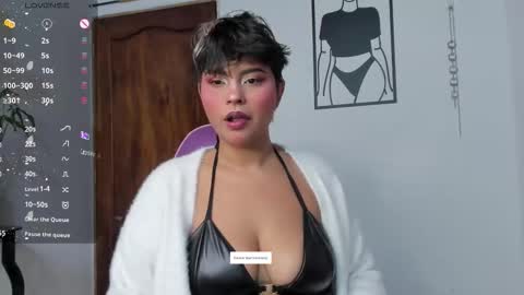 Luna online show from November 2, 2025, 11:40 pm