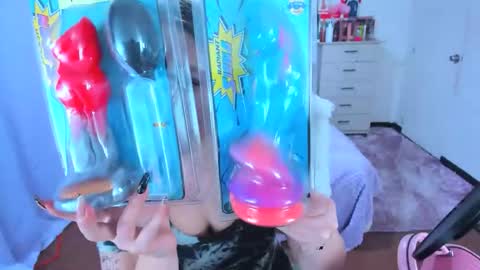 luna_analya online show from November 18, 2025, 4:22 pm