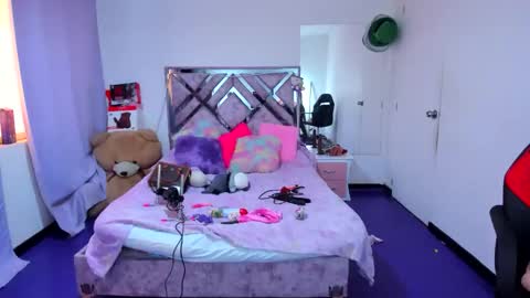 luna_analya online show from April 7, 2026, 2:06 pm