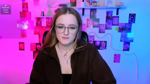 luna_berryy online show from April 14, 2026, 8:48 pm