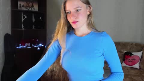 luna_evan online show from December 6, 2024, 7:10 am