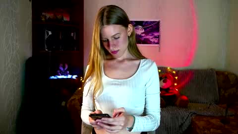 luna_evan online show from October 28, 2025, 9:57 am