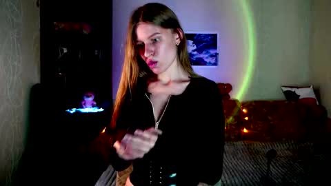 luna_evan online show from December 1, 2025, 9:14 am