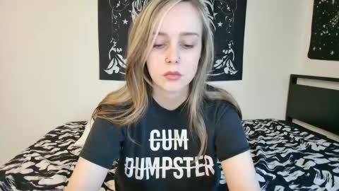 Snapshot of luna_lovelyy chatting on February 23, 2025, 8:55 pm Luna online show from February 23, 2025, 8:55 pm