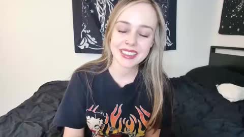 Snapshot of luna_lovelyy chatting on September 11, 2025, 9:26 pm Luna online show from September 11, 2025, 9:26 pm