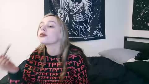 Snapshot of luna_lovelyy chatting on October 14, 2025, 4:02 am Luna online show from October 14, 2025, 4:02 am