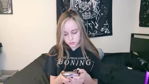Snapshot of luna_lovelyy chatting on October 16, 2025, 6:31 pm Luna online show from October 16, 2025, 6:31 pm
