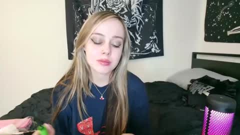 Snapshot of luna_lovelyy chatting on October 21, 2025, 12:33 am Luna online show from October 21, 2025, 12:33 am