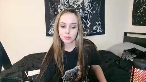 Snapshot of luna_lovelyy chatting on October 21, 2025, 10:21 pm Luna online show from October 21, 2025, 10:21 pm